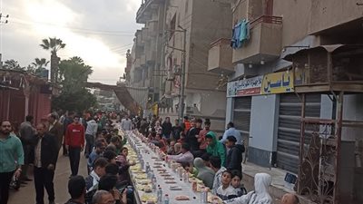 أهالي منية النصر ينظمون مائدة إفطار جماعي بطول كيلومتر