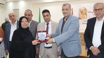 تقديراً لعطائهن.. رئيس شركة مياه الشرب بالفيوم يكرم 25 من الأمهات المثاليات