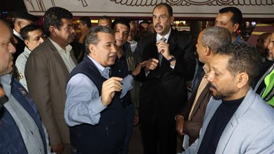 بالصور.. محافظ سوهاج يتابع أعمال إضفاء الهوية البصرية بميدان الثقافة