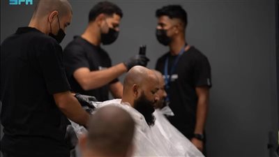 يحتوي على 170 كرسي.. تعرف على أكبر صالون حلاقة لضيوف الرحمن بمكة