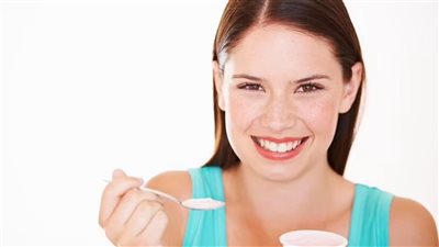 الزبادي.. سلاحك السري للوقاية من سرطان الأمعاء وفقًا لأحدث الدراسات