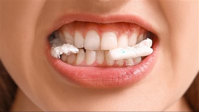 مضغ العلكة مصدر غير متوقع لتسرب المواد البلاستيكية الدقيقة إلى الجسم