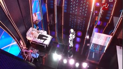 رامز جلال يحذر المذيعة من حسام حسن: «خدي بالك بيتجوز على روحه»