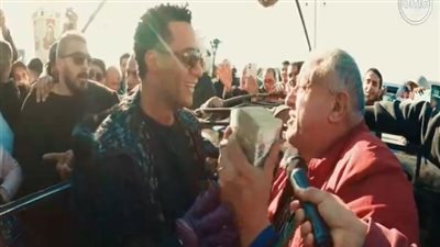محمد رمضان يفاجئ سائق تاكسي بـ 100 ألف جنيه: 