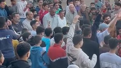 بالجلاليب.. شاهد فرحة أهالي قرية السرايا أثناء تسليم كأس الدورة الرمضانية (صور)