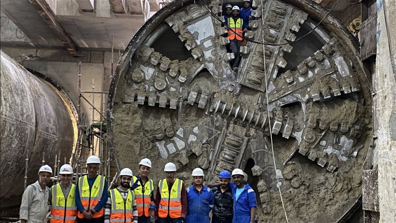 عمال حفر الخط الرابع