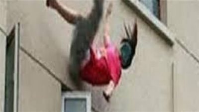 بسبب مشاجرة بين الأم وابنتها: مصرع فتاة قفزت من الطابق الخامس بحدائق أكتوبر 