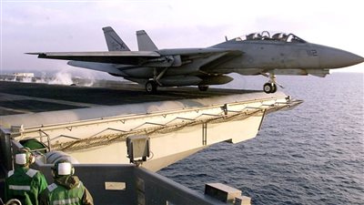 تصعيد خطير: الحوثيون يستهدفون حاملة طائرات أمريكية.. وصواريخ اليمن تدوي في إسرائيل