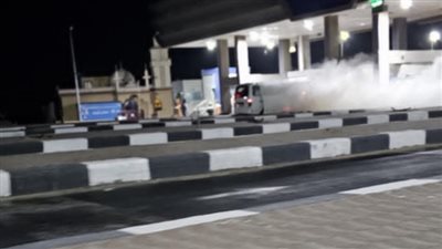 حريق ميكروباص أمام بوابات الفيوم.. وشاهد عيان: «لسه مش عارفين داخله ناس ولا لأ»