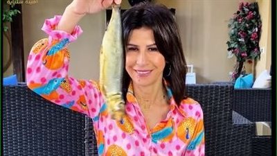 زروطة وزيطة وزمبليطة مرفوض.. إتيكيت أكل الرنجة على طريقة أمينة شلباية|فيديو