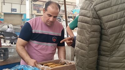 الرنجة بـ 150 والفسيخ بـ 250.. استعدادات الفسخانية بالإسماعيلية لاستقبال عيد الفطر المبارك 