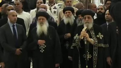 البابا تواضروس يدخل فى موجة بكاء خلال جنازة الأنبا باخوميوس