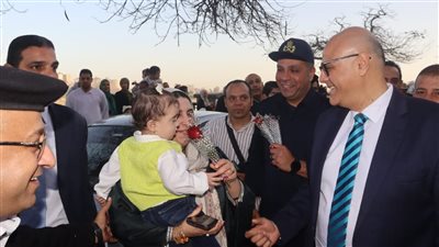 محافظ القليوبية يتفقد ساحات صلاة عيد الفطر ويهنئ المواطنين 