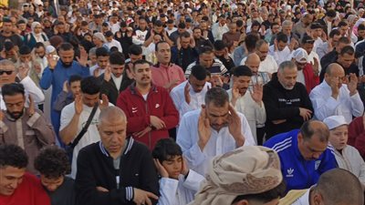 وسط أجواء فرحة .. الآلاف يؤدون صلاة عيد الفطر المبارك بالإسماعيلية