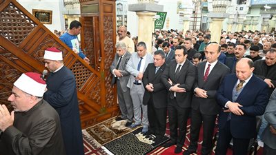 نائب محافظ البحيرة يؤدي صلاة عيد الفطر بمسجد التوبة بدمنهور