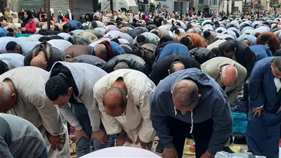 المئات في شوارع المنيا لأداء صلاة عيد الفطر المبارك وسط أجواء من الفرحة والتكبيرات