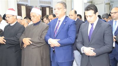 محافظ الفيوم يؤدي صلاة عيد الفطر بمسجد ناصر الكبير  