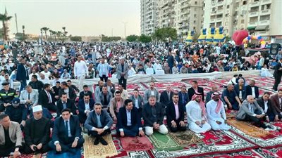 محافظ السويس يؤدي صلاة عيد الفطر المبارك بساحة حديقة الخالدين بحي فيصل                