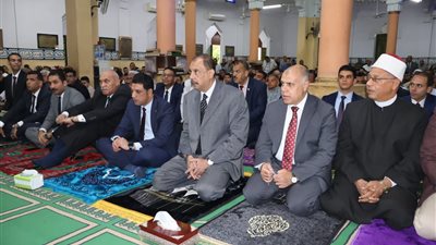 محافظ سوهاج يؤدي صلاة عيد الفطر بمسجد الشرطة بمدينة ناصر |صور