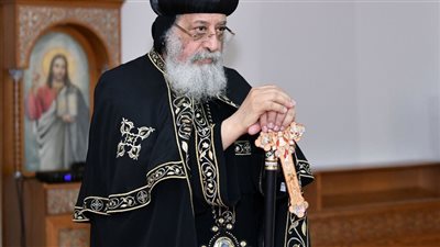 البابا تواضروس يصلي صلوات تجنيز مثلث الرحمات على نيافة الأنبا باخوميوس