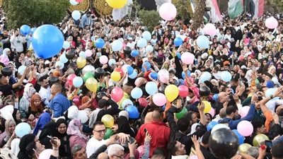 تحب العدية كاش ولا إنستاباي.. كيف يحتفل المصريون بعيد الفطر؟