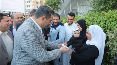 محافظ دمياط يوزع عيدية على الأهالي في أول ايام عيد الفطر