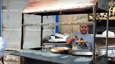 مواطن يوزع «زلابية» علي المارة في قنا بأول أيام عيط الفطر المبارك(فيديو وصور)