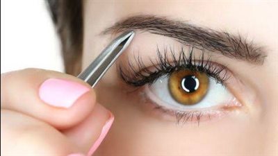 ما حكم تهذيب المرأة لحاجبيها وما الفرق بينه والنمص؟.. دار الإفتاء توضح
