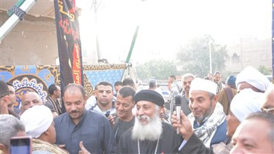 في ساحة العمدة.. راعي العذراء بقنا يوزع عيدية  الفطر علي الأهالي |صور