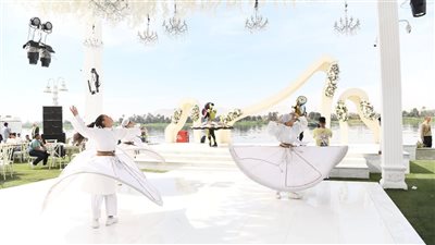 هربا من الحر.. اقبال اهالي نجع حمادي علي كورنيش النيل في قنا|صور