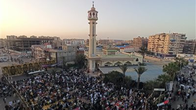 مئات البورسعيدية يؤدون صلاة عيد الفطر المبارك بساحة مسجد التوحيد بحي الزهور