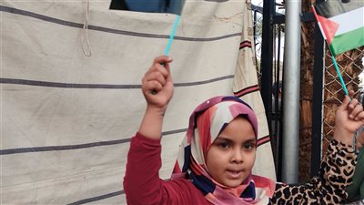 أطفال قنا يتزاحمون من أجل اقتناء أعلام فلسطين |فيديو وصور