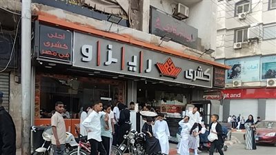 ازدحام على محال بيع الكشري في أول أيام عيد الفطر المبارك بقنا|صور وفيديو