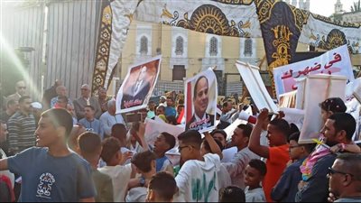 محافظ أسوان يقدم بطاقات تهنئة رئيس الجمهورية ويوزع العيدية على الأطفال.. والأهالي يرفعون لافتات لا للتهجير