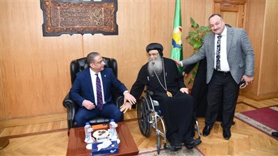  الأنبا إبرام ورجال الدين المسيحى يقدمون التهنئة لمحافظ الفيوم ونائبة بعيد الفطر