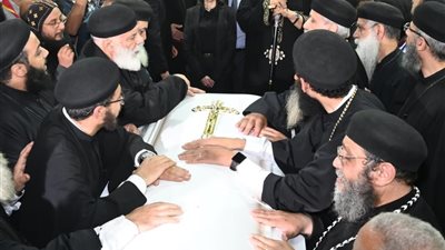 البابا تواضروس ومحافظ البحيرة فى مراسم نظرة الوداع الشعبي لـ «الأنبا باخوميوس»| صور 