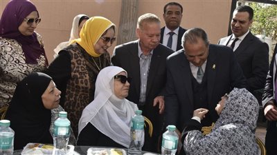 محافظ بورسعيد يزور دور الأيتام والفتيات القاصرات والمسنين لتهنئتهم بعيد الفطر