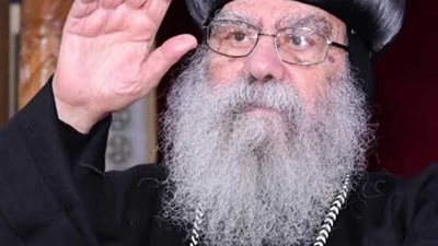 برئاسة البابا تواضروس .. بدء مراسم دفن جثمان الأنبا باخوميوس مطران البحيرة في الدير 