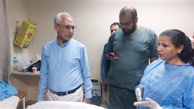 رئيس جامعة المنيا يجري زيارة مفاجئة للمستشفيات الجامعية ليلا لمتابعة سير العمل خلال إجازة العيد