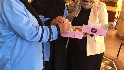 فريق السعادة .. توزيع كحك وورود على المرضى في مستشفيات دمياط 