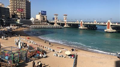 إقبال متوسط على شواطئ الإسكندرية في أول أيام عيد الفطر المبارك