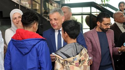 محافظ الإسماعيلية يحتفل بعيد الفطر مع أبناء دار الرحمة.. ويشاركهم وجبة الإفطار