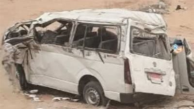 مصرع وإصابة 14 شخصا في انقلاب ميكروباص بطريق جنيفة بالسويس