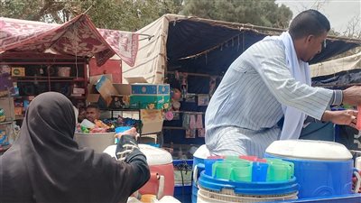 محدش يمشي عشطان.. شاب قناوي يوزع المياه المثلجة على المارة والسائقين بالطريق الصحراوي | صور وفيديو