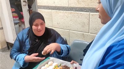 «فريق السعادة» يوزع كعك وورود فى مستشفيات دمياط خلال أيام عيد الفطر