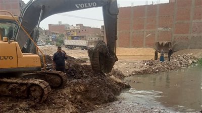 جهود مكثفة لعلاج الآثار الناجمة عن زيادة منسوب المياه بمصرف غيط العلو بسنورس بالفيوم 