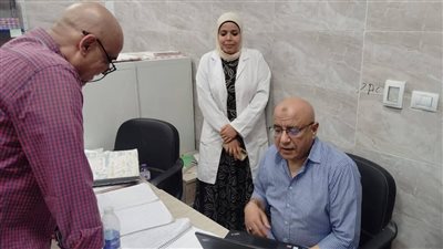 وكيل وزارة الصحة بقنا يراجع أنواع الألبان الخاصة بالأطفال المتوفرة بوحدة ابومناع|صور