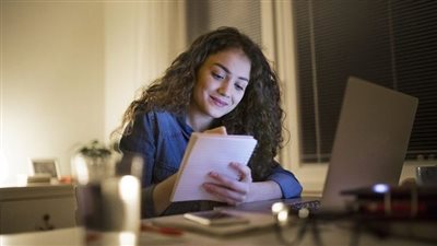 نصائح لتنظيم أوقات المذاكرة في العيد.. كيف توازني بين الدراسة والاحتفال؟