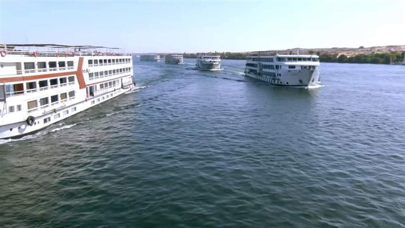 مرور السفن عبر نهر