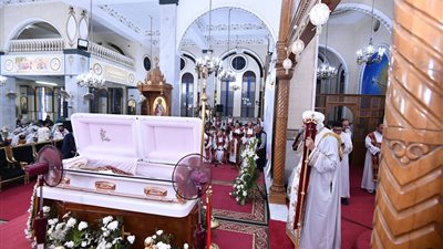 ظهر لأول مرة فى جنازة البابا شنودة.. سر صندوق الأنبا باخوميوس فى رحلته الأخيرة 